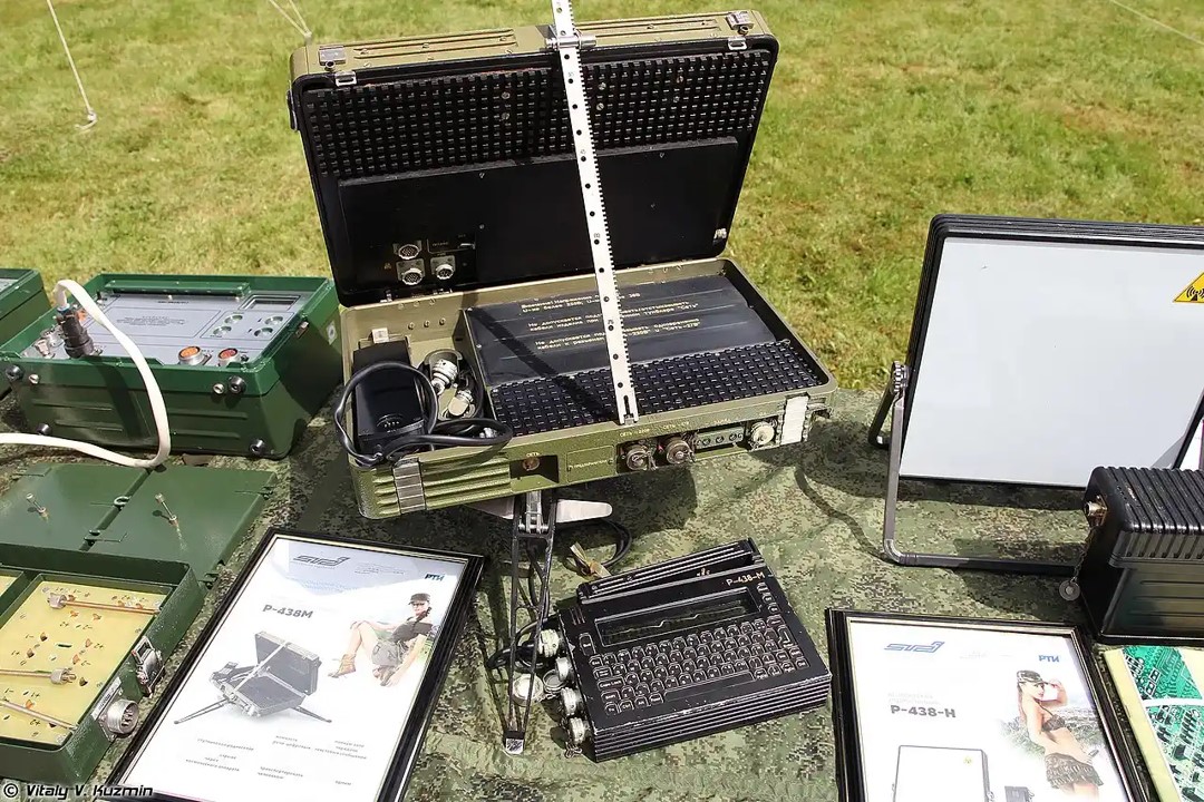 R-438 Barrier-T Radio (A)
